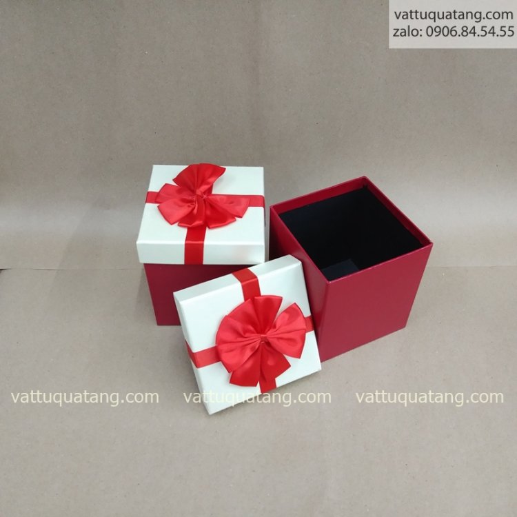 Hộp quà nắp trắng nơ đỏ 14x12.2x12.2cm